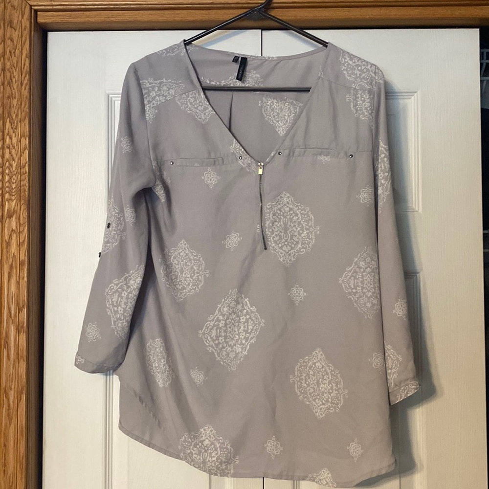 Women’s dress shirt light weight large- sleeves can be buttoned up or left down